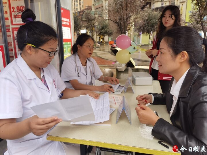 中秋送健康，义诊进小区，计生用品显温情
